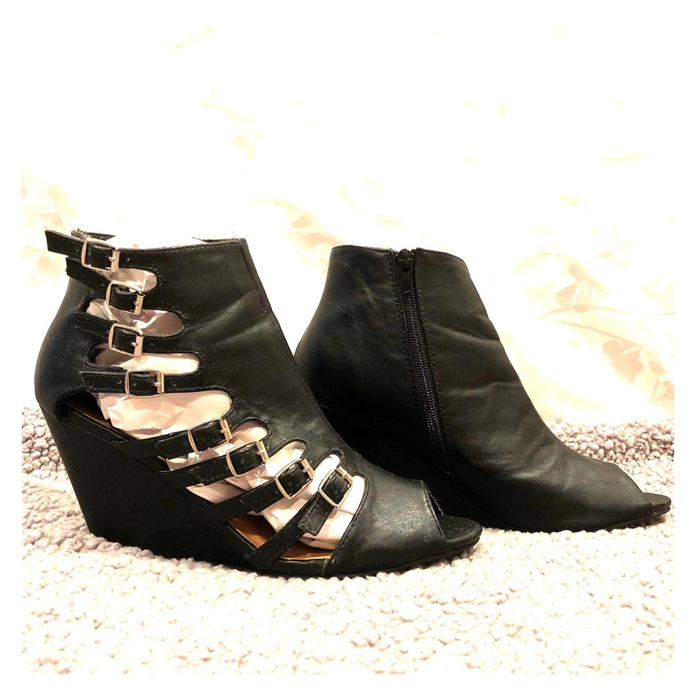 Torrid Size 10W black booties